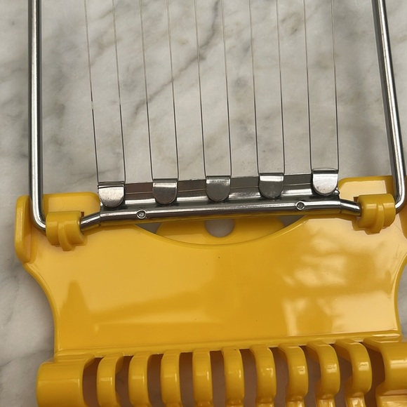 Egg slicer with accessories set Dimensions: 9L in x 5W in x 2H in - Picture 7 of 8